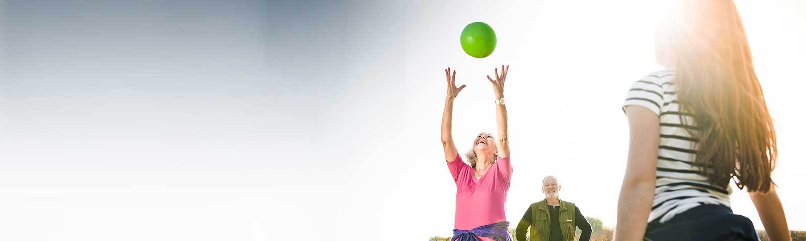 Ältere Dame wirft Ball hoch: Gleichgewicht und Schwindel