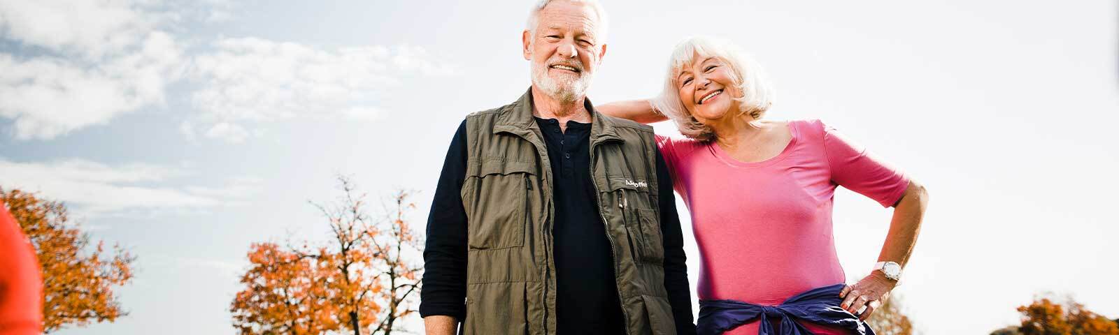 Älteres Ehepaar: Frau mit rosa Shirt und Mann mit Weste