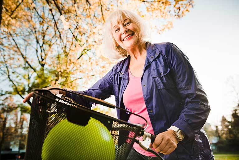 Aeltere Dame mit Fahrrad: Schwindelbeschwerden