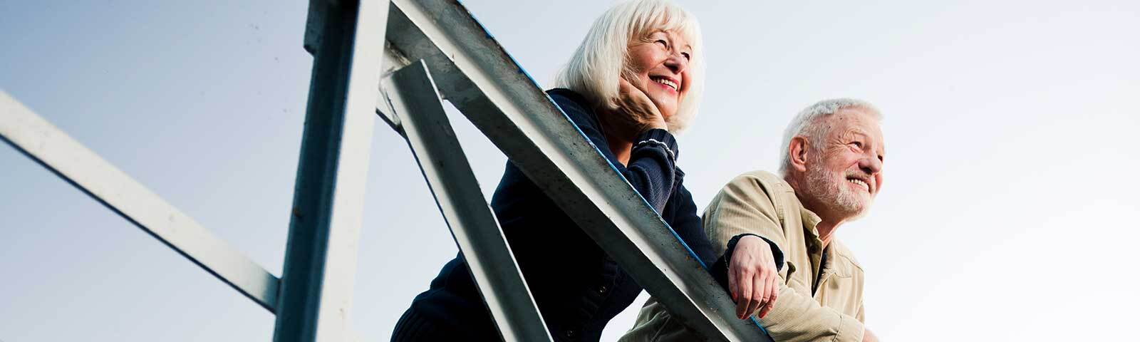 Älteres Ehepaar schaut über die Reling: Schwindel im Alter